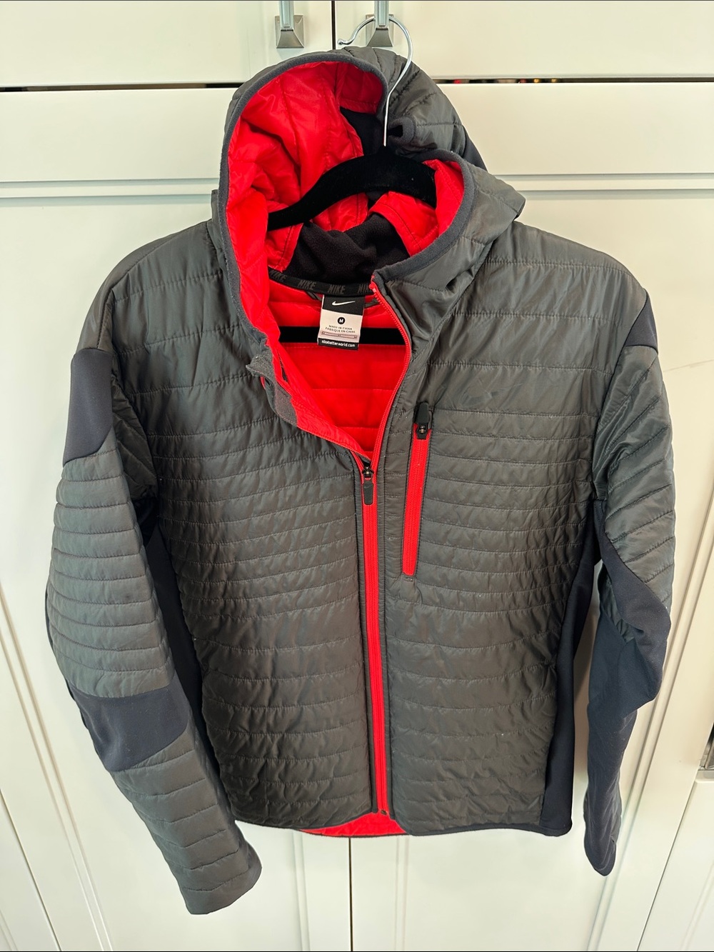 Nike Men's Gray Quilted Puffer Jacket with Red Lining